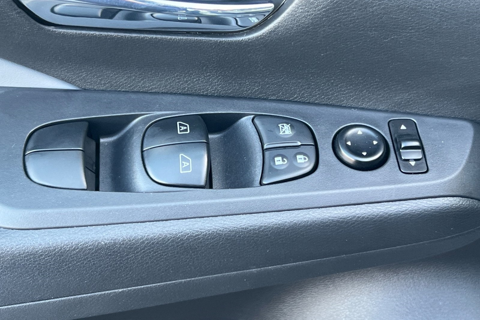 2022 Nissan Kicks SR