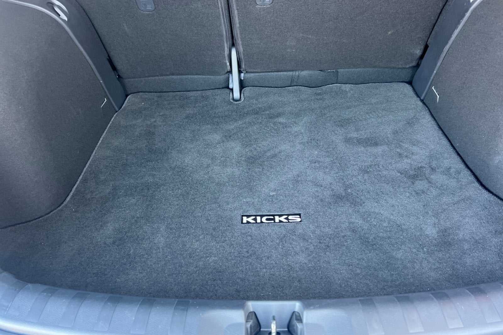 2022 Nissan Kicks SR