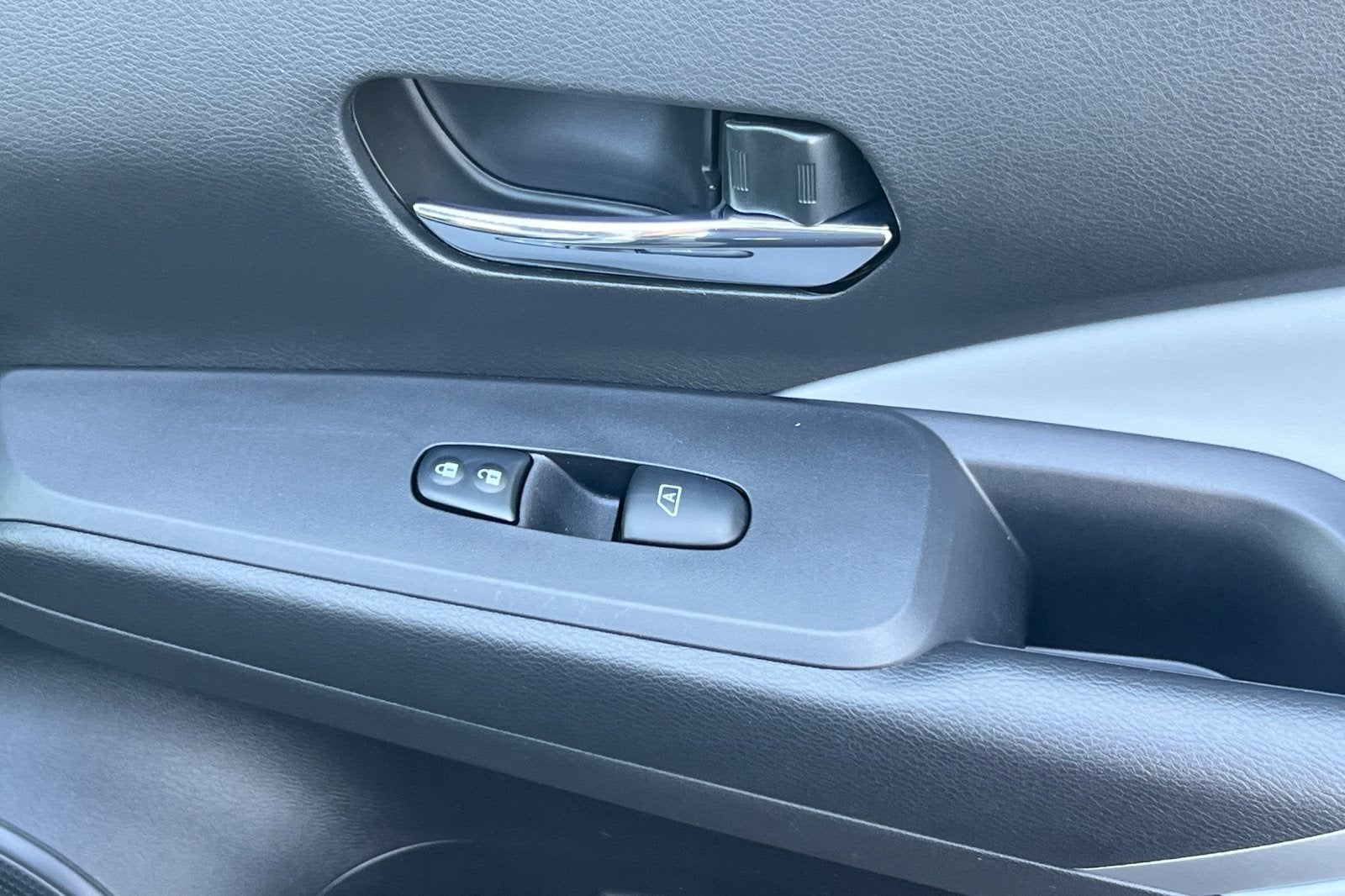 2022 Nissan Kicks SR